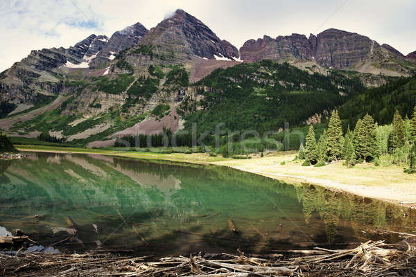彈坑 湖 栗色 反射 山 雲 商業照片 © benkrut