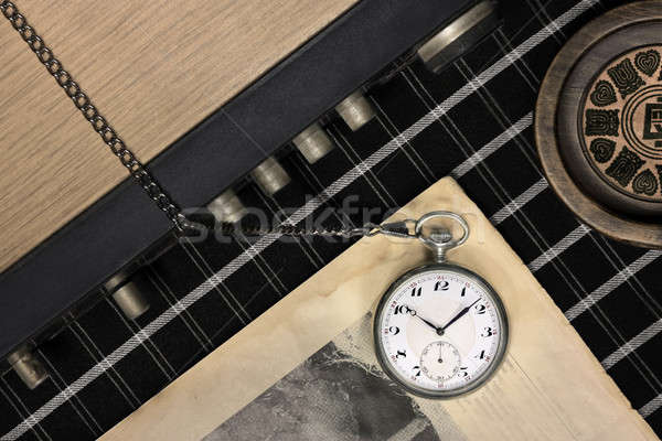 Velho relógio de bolso jornal rádio cinzeiro papel Foto stock © berczy04