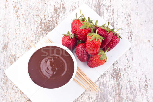 Schokolade Erdbeere weiß Holz Hintergrund candy Stock foto © bernashafo