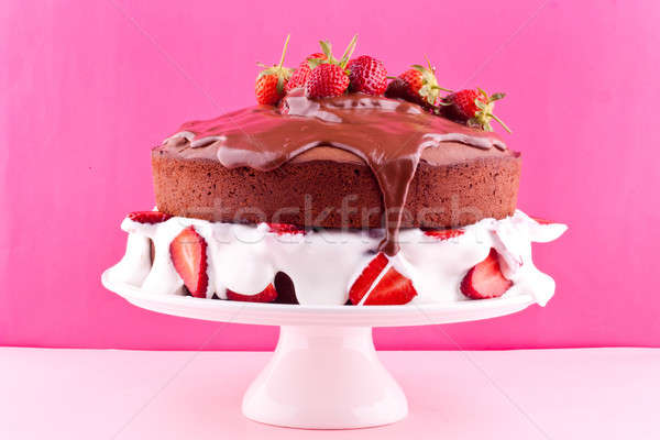 Bolo de chocolate morango comida fundo bolo branco Foto stock © bernashafo