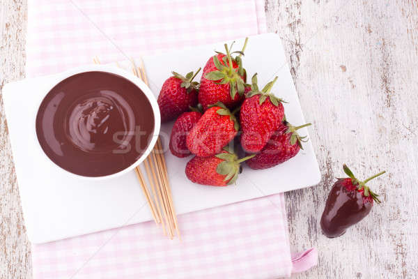 Schokolade Erdbeere weiß Holz Hintergrund candy Stock foto © bernashafo