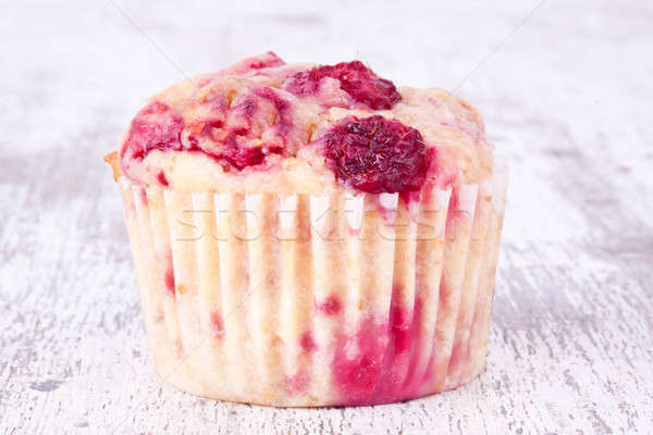 Stock foto: Himbeere · Muffin · Holz · Obst · Hintergrund · Kuchen