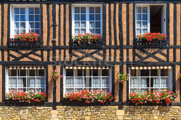 Tipikus ház homlokzat Normandia virágok város Stock fotó © Bertl123
