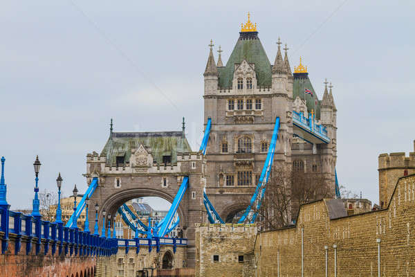 Tower Bridge oldalnézet esős nap London épület Stock fotó © Bertl123