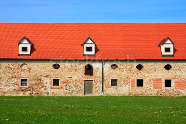 Eski çiftlik ev yeni kırmızı Stok fotoğraf © Bertl123