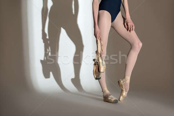 [[stock_photo]]: Portrait · jambes · gracieux · ballerine · studio · blanche