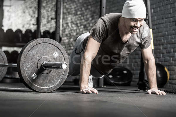 Antrenament sală de gimnastică puternic tip barba gri Imagine de stoc © bezikus