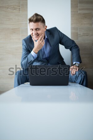 деловой человек темно костюм блондинка сидят скамейке Сток-фото © bezikus