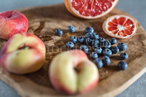 Lédús gyümölcs fa deszka friss mintázott szürke Stock fotó © bezikus