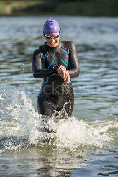 Menina água bastante feminino corredor ao ar livre Foto stock © bezikus