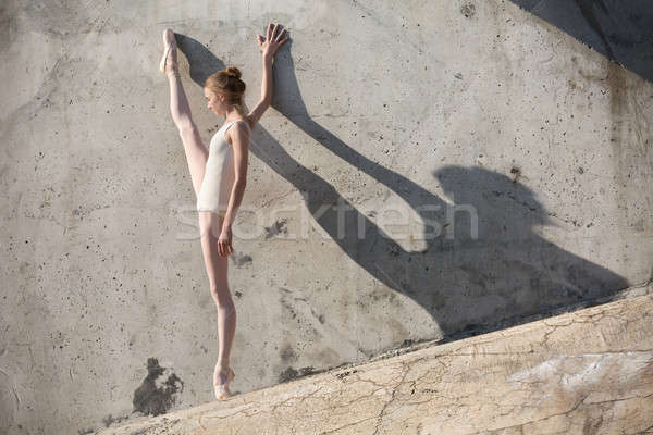 [[stock_photo]]: Mince · danseur · ballet · posent · gris · urbaine