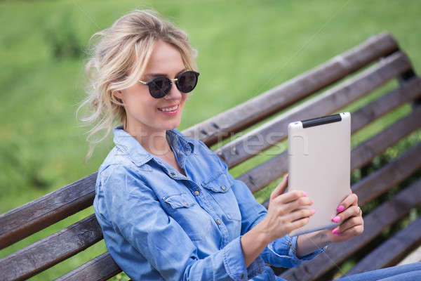 Stockfoto: Blond · vrouw · elektronische · tablet · handen · vergadering