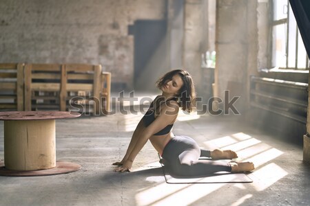 Menina exercer ginásio escuro Foto stock © bezikus