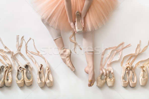 Balerina studio balerină alb podea bej Imagine de stoc © bezikus