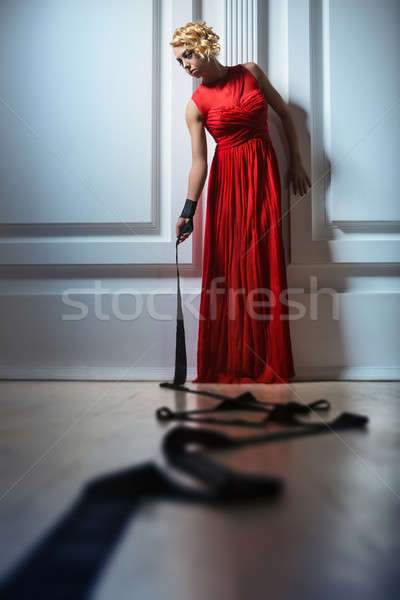 Foto stock: Ginasta · brilhante · vestido · vermelho · em · pé · preto · fita