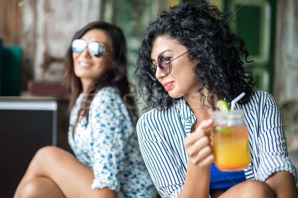 Foto d'archivio: Ragazze · cocktail · sorridere · sedersi · multicolore · muro