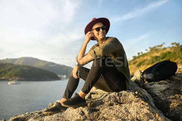 Reisenden entspannenden Freien nice lächelnd guy Stock foto © bezikus