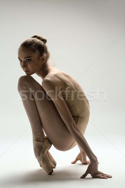 Bevallig ballerina solide zwempak vergadering vloer Stockfoto © bezikus