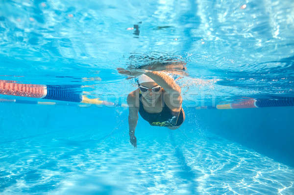 Subaquático treinamento piscina moça bonita piscina outro Foto stock © bezikus