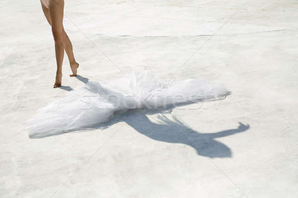Bailarina posando ao ar livre descalço branco Foto stock © bezikus