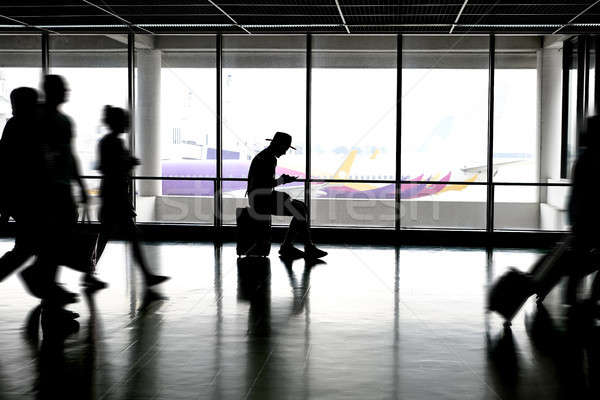 Passagiers binnenkant luchthaven vent hoed mobieltje Stockfoto © bezikus