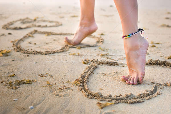 Foto stock: Pernas · praia · areia · da · praia · passo · para · a · frente