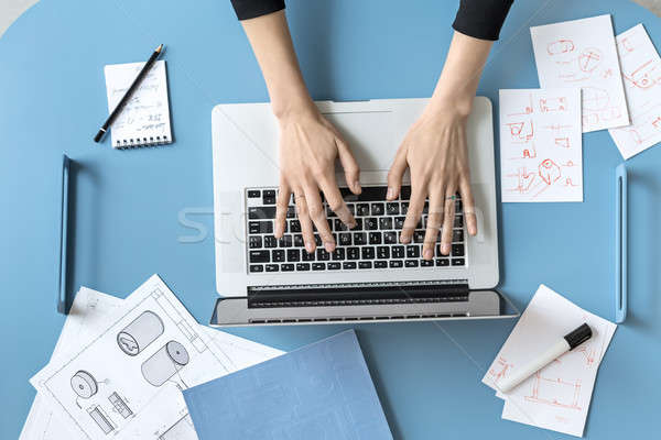 [[stock_photo]]: Fille · utilisant · un · ordinateur · portable · bureau · femme · métal · bleu