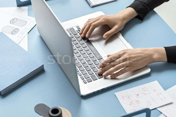 Mulher usando laptop escritório menina metal azul Foto stock © bezikus