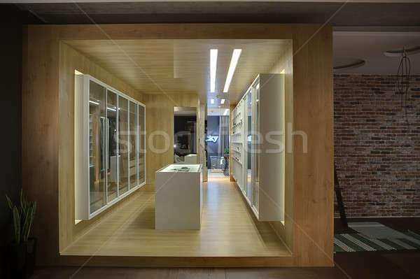 Dressing elegant dulap alb rafturi Imagine de stoc © bezikus