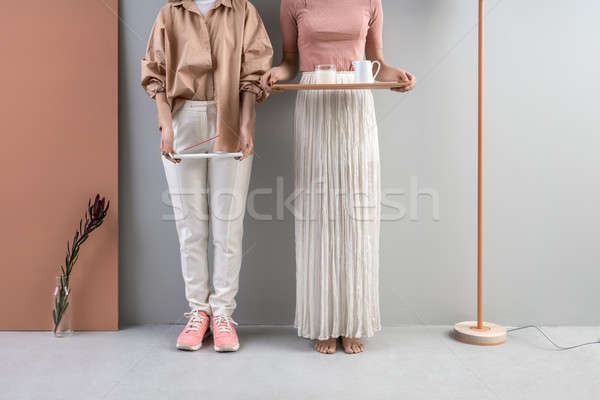 Mädchen halten Fach Unterstützung Paar farbenreich Stock foto © bezikus