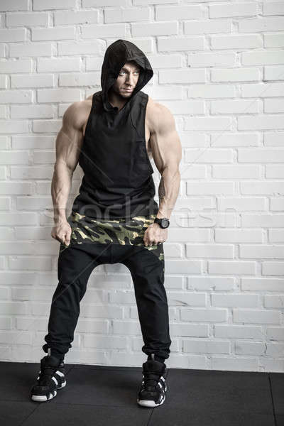 Fuerte hombre posando gimnasio gigante bíceps Foto stock © bezikus