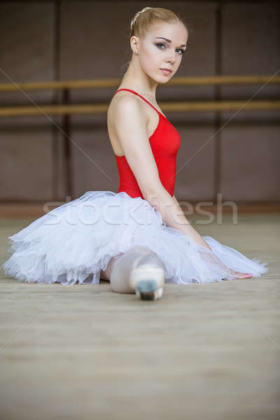 [[stock_photo]]: Belle · ballerine · jeunes · pansement · pratique · regarder