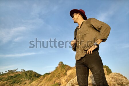 Reisenden posiert Freien heiter guy Sonnenbrillen Stock foto © bezikus