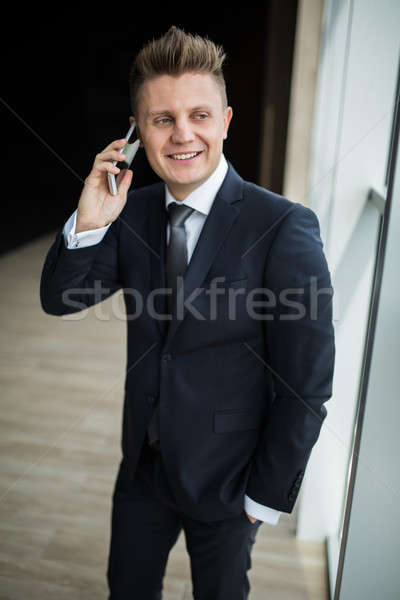 Człowiek garnitur stałego okno mówić telefonu Zdjęcia stock © bezikus