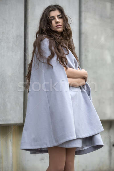 Meisje grijs jas elegantie beton muur Stockfoto © bezikus