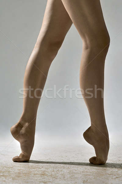 Stok fotoğraf: Balerin · poz · stüdyo · yalınayak · bacaklar · balerin