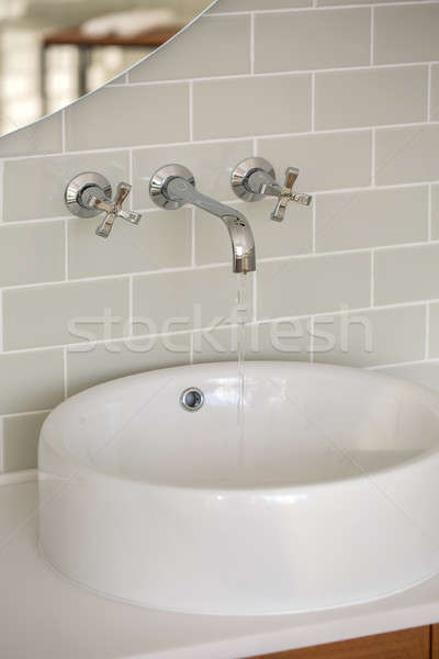 Illemhely modern stílusú króm vízcsap folyóvíz fehér Stock fotó © bezikus