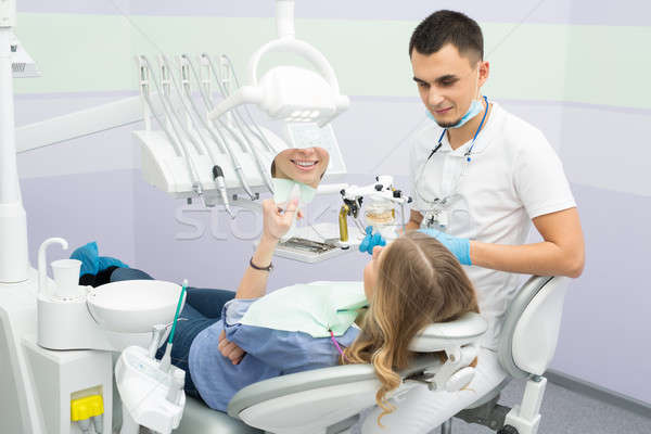 Modern dentar clinică tineri dentist lucru Imagine de stoc © bezikus