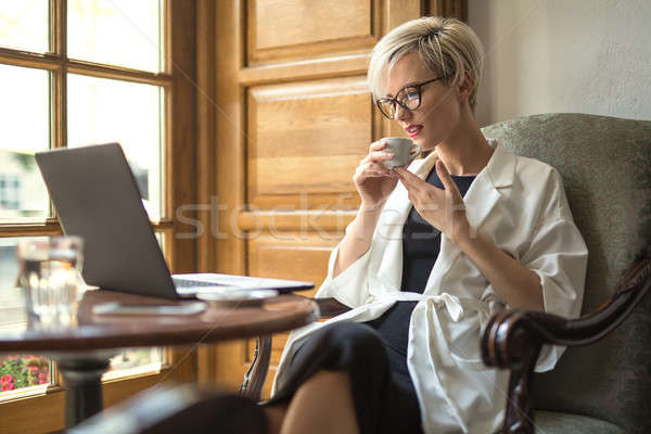 Meisje laptop beker cafe verrukkelijk blond Stockfoto © bezikus