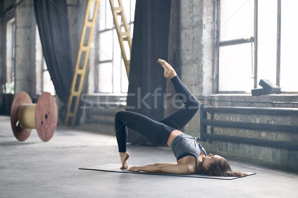 Stockfoto: Meisje · yoga · opleiding · donkere · sportkleding