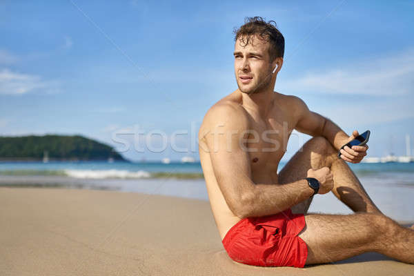 Opalony facet plaży atrakcyjny człowiek piasku Zdjęcia stock © bezikus