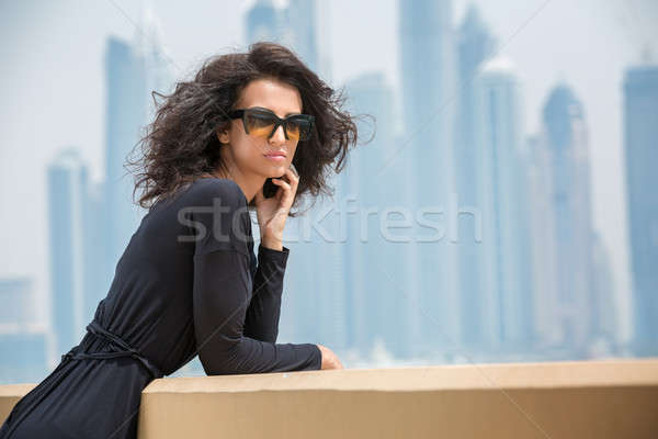 Kobieta wieżowce piękna dziewczyna czarna sukienka patrząc Zdjęcia stock © bezikus