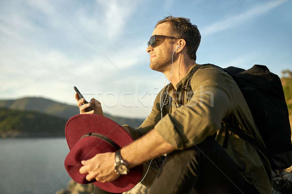 Reisenden entspannenden Freien freudige guy Sonnenbrillen Stock foto © bezikus