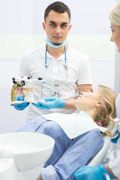 Patiënt tandheelkunde jonge vrouwelijke Blauw shirt Stockfoto © bezikus