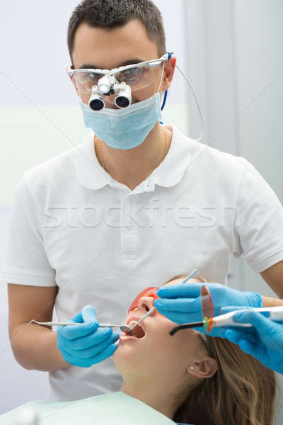 Dentist pacient femeie masculin alb uniforma Imagine de stoc © bezikus