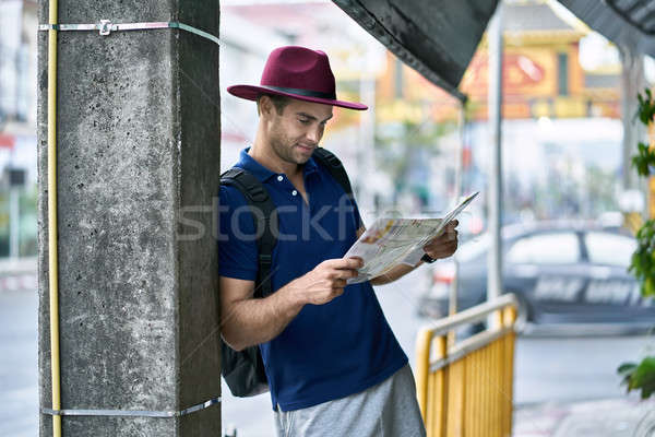 Stock foto: Reisenden · Stadtstraße · begeistert · touristischen · Karte · Hände