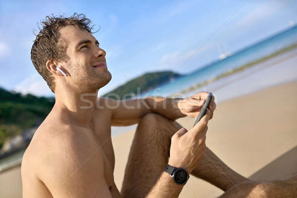 Opalony facet plaży szczęśliwy człowiek piasku Zdjęcia stock © bezikus