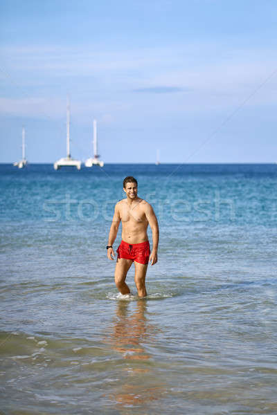 Gegerbt guy rot Shorts Strand Tageslicht Stock foto © bezikus