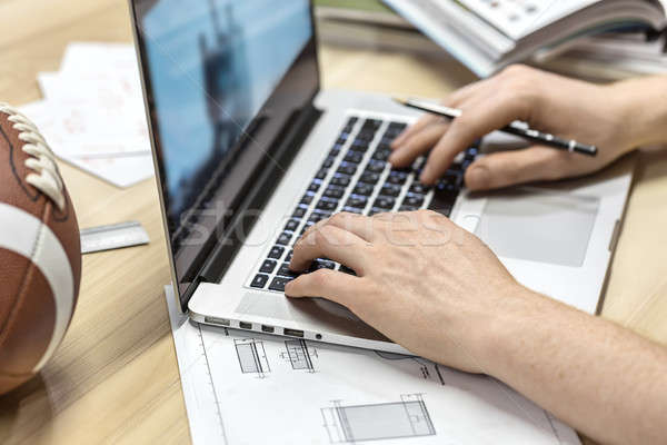 Fickó laptopot használ iroda férfi ceruza kéz Stock fotó © bezikus