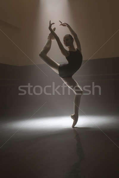 Ballerina nero giovani posa formazione buio Foto d'archivio © bezikus